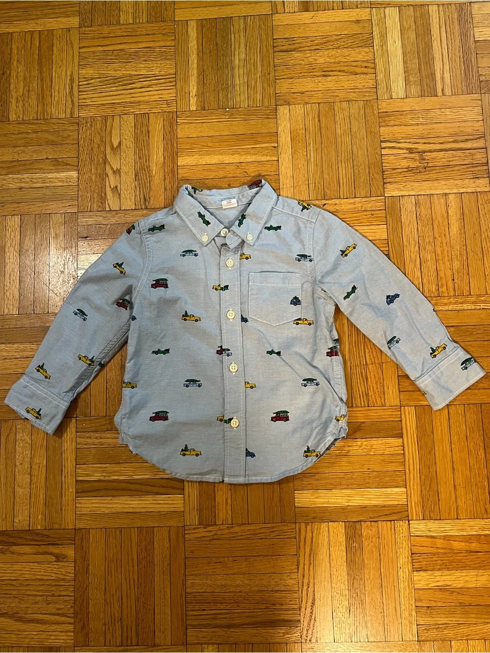 GAP Light Blue Button-Down Shirt with Multicolor Car Print with Xmas Trees 3 yrs